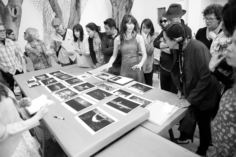 Mary Ellen Mark reviewing work with Students on workshop Oaxaca 2013 | Photo Xpedions