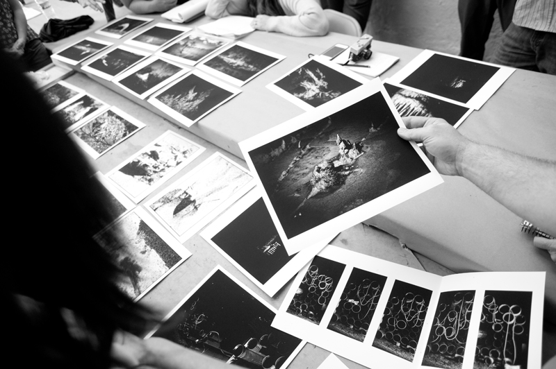 Mary Ellen Mark reviewing work with Students on workshop Oaxaca 2013 | Photo Xpedions