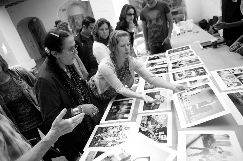 Mary Ellen Mark reviewing work with Students on workshop Oaxaca 2013 | Photo Xpedions