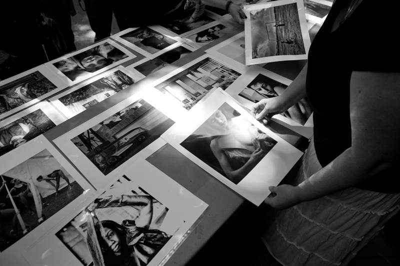 Mary Ellen Mark reviewing work with Students on workshop Oaxaca 2013 | Photo Xpedions