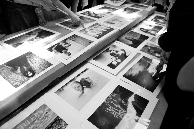 Mary Ellen Mark reviewing work with Students on workshop Oaxaca 2013 | Photo Xpedions